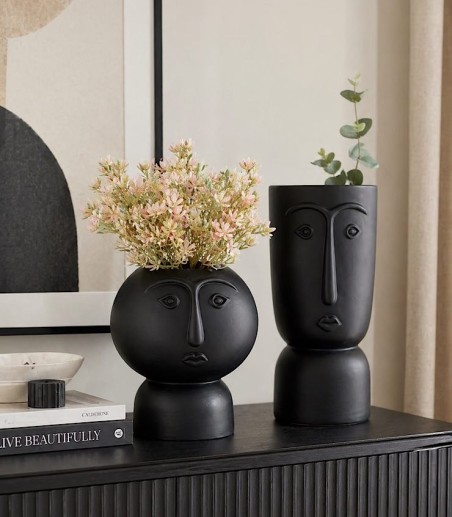 Mueble decorado con un Florero CARA BAJO negro 19x23 cm y uno CARA ALTO