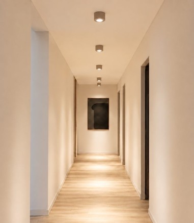 Pasillo iluminado con focos de superficie LED CABRERA arena 9589 | Mantra