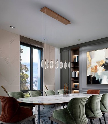 Comedor con bonita lámpara encima de la mesa Lágrimas 12 luces de Schuller