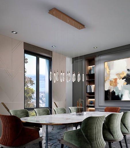 Comedor con bonita lámpara encima de la mesa Lágrimas 12 luces de Schuller