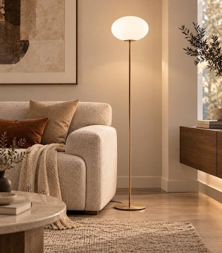 Sala con Lámpara de pie PRESS dorada con tulipa de cristal opal 150 cm - MDC