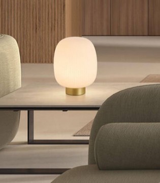 Mesa con JAP latón · Lámpara de mesa de cristal opal estriado Ø23 cm · MDC
