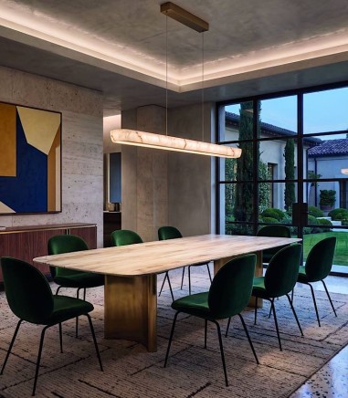 Comedor con KIRORO · Lámpara de techo lineal color champán · Mantra