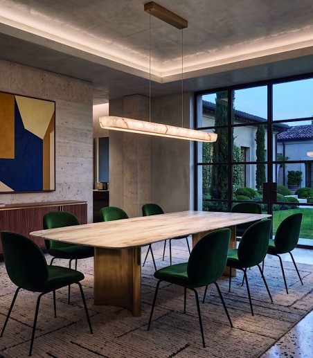 Comedor con KIRORO · Lámpara de techo lineal color champán · Mantra