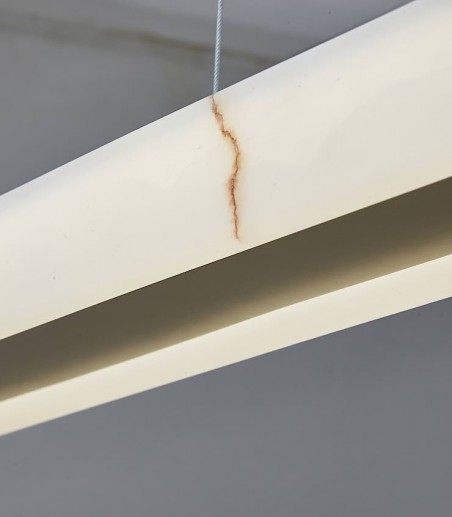 Detalle de KIRORO · Lámpara de techo lineal color champán · Mantra