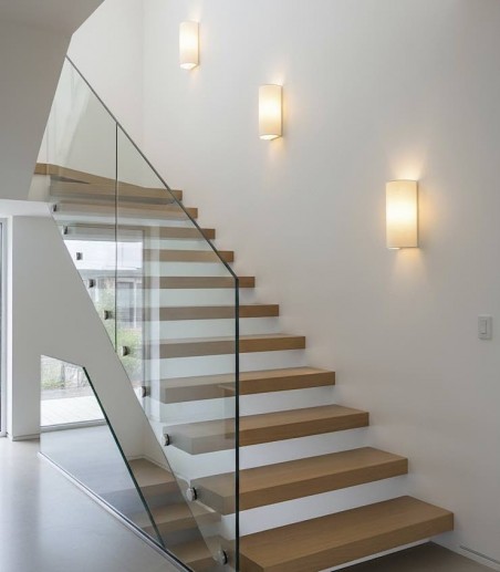 Apliques LUMA de ACB Iluminación instalados en unas escaleras
