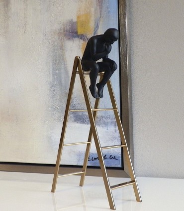 Figura de PENSADOR sobre escalera - VP Interiorismo