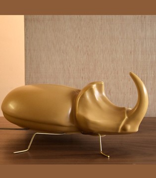 Figura decorativa ESCARAVELLO CORNO cerámica mostaza mate - VP Interiorismo