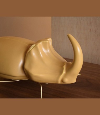 Detalle Figura decorativa ESCARAVELLO CORNO cerámica mostaza mate - VP Interiorismo