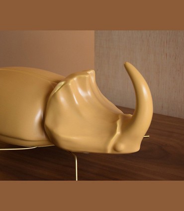 Detalle Figura decorativa ESCARAVELLO CORNO cerámica mostaza mate - VP Interiorismo