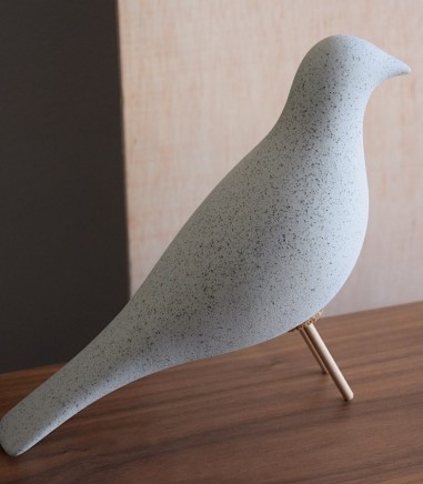 Pájaro cerámico gris cemento moteado