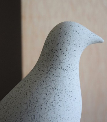 Pájaro cerámico gris cemento moteado