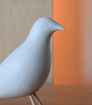 Pájaro cerámico blanco moteado - VP Interiorismo 2