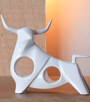 Escultura Toro blanco frontal - VP Interiorismo - Luzópolis