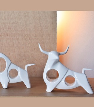 Escultura Toro blanco frontal - VP Interiorismo - Luzópolis 2