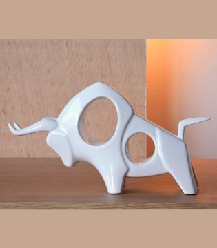 Figura Toro blanco lateral - VP Interiorismo - Luzópolis