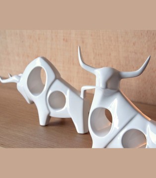 Figura Toro blanco lateral - VP Interiorismo - Luzópolis 2