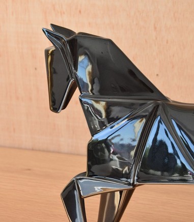 Figura caballo negro grande - VP Interiorismo